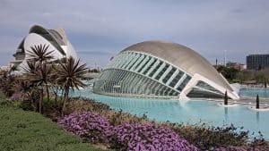 Maailmankuulu arkkitehti Santiago Calatrava on suunnitellut kotikaupunkiinsa vaikuttavan taide- ja tiedealueen (City of Arts and Sciences) 