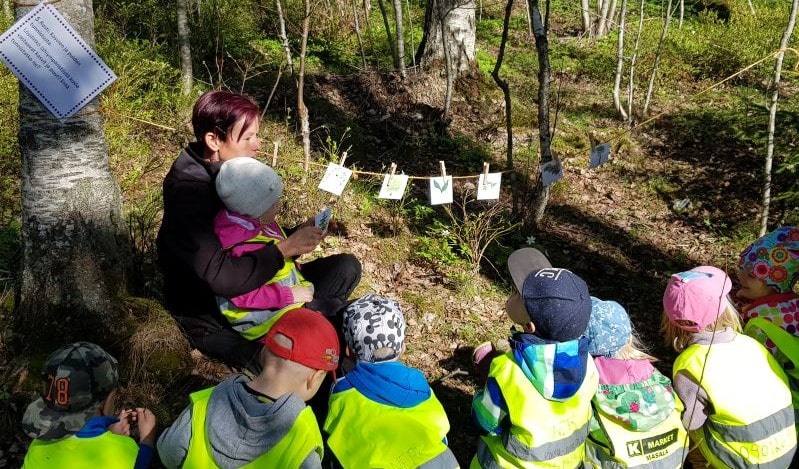 Ympäristökasvattaja luonnossa lasten kanssa