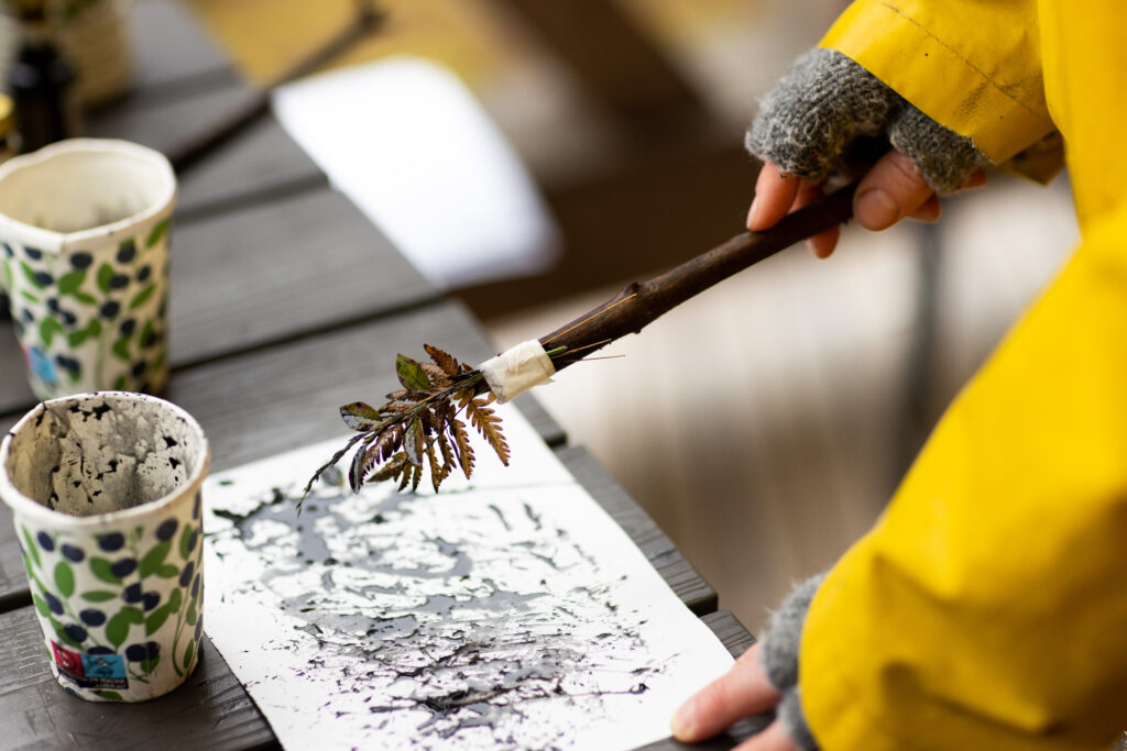 Vesivärimaalausta oksilla