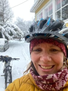 Maarit lumisen pyöräilyretken jälkeen