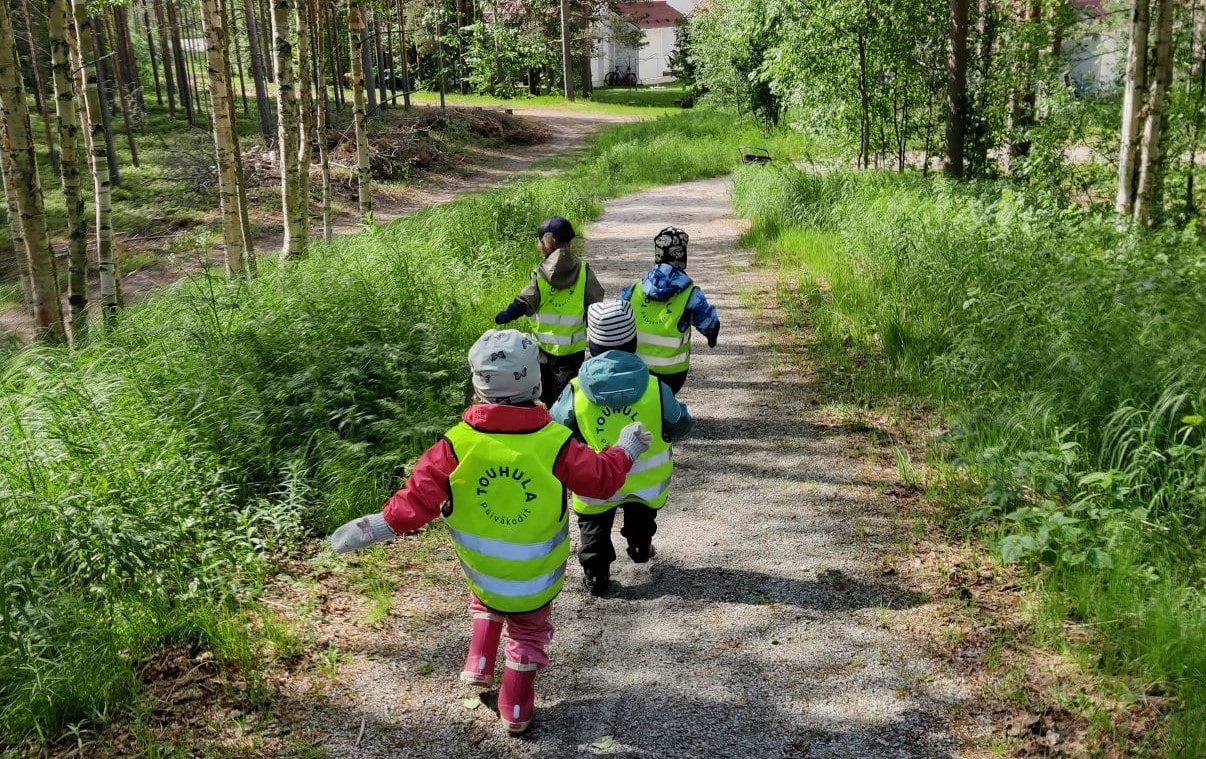 Lapset juoksevat Touhula-liivit päällä