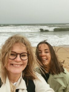 Mia ja Ilona rannalla Barcelonassa